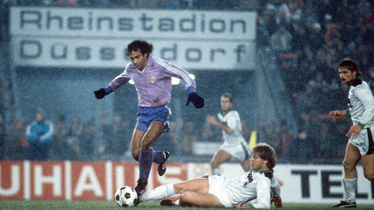 Dafür wurden die Auswärtstrikots auffälliger. Hugo Sanchez dribbelte in blauer Hose und lila Trikot in der Saison 1985/86 am Mönchengladbacher Hans-Georg Dreßen vorbei