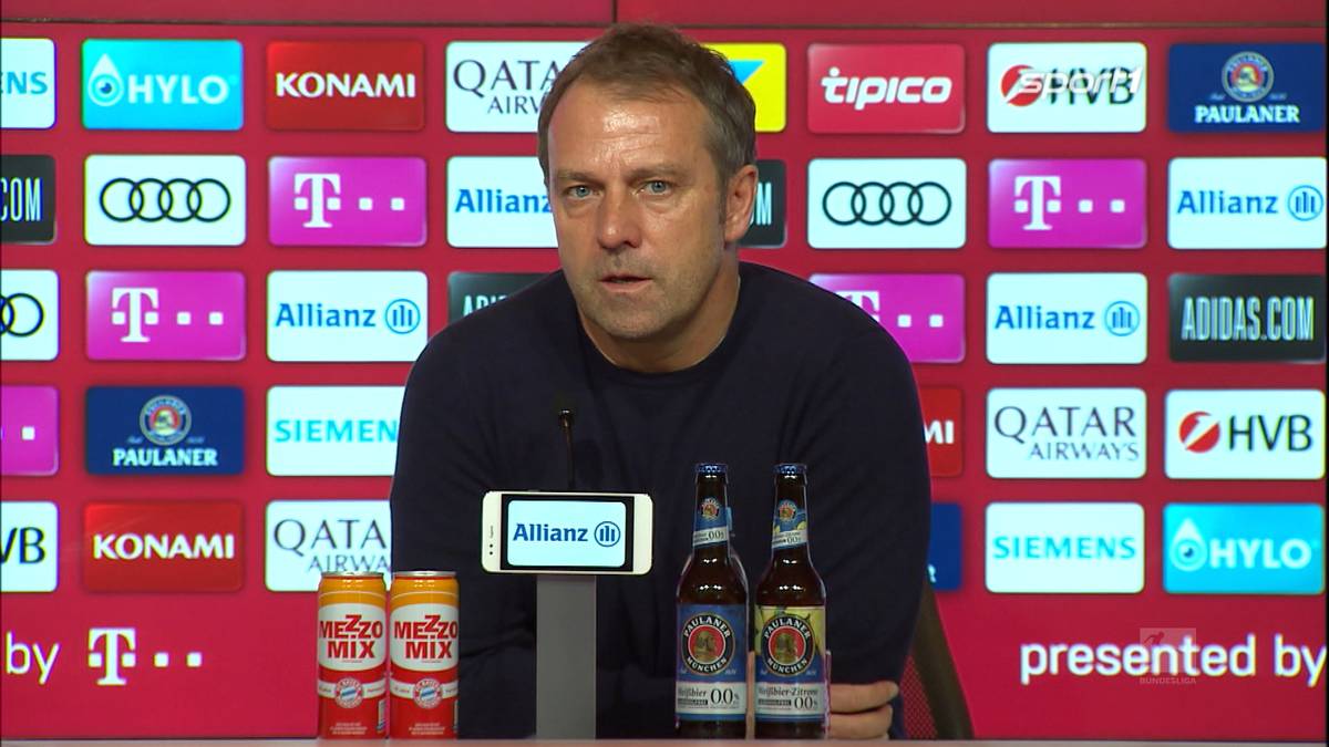 Beim wilden Remis gegen Arminia Bielefeld erwischt Bouna Sarr einen unglücklichen Tag. Bayern-Coach Hansi nimmt Stellung.