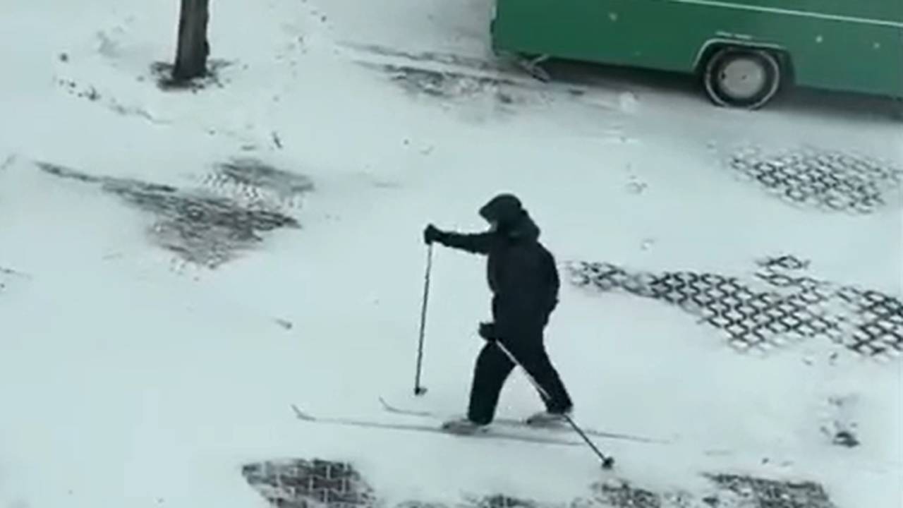Nach Spielabsage: Am Bremer Stadion wird Ski gefahren