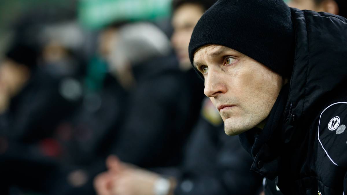 "Das war Blödsinn. Das sah sicher blöd aus und ist im Affekt passiert. Da muss ich mit meinen 46 Jahren stehen bleiben, ganz klar. Ich wollte da sicher keine Rote Karte fordern", so Herrlich weiter