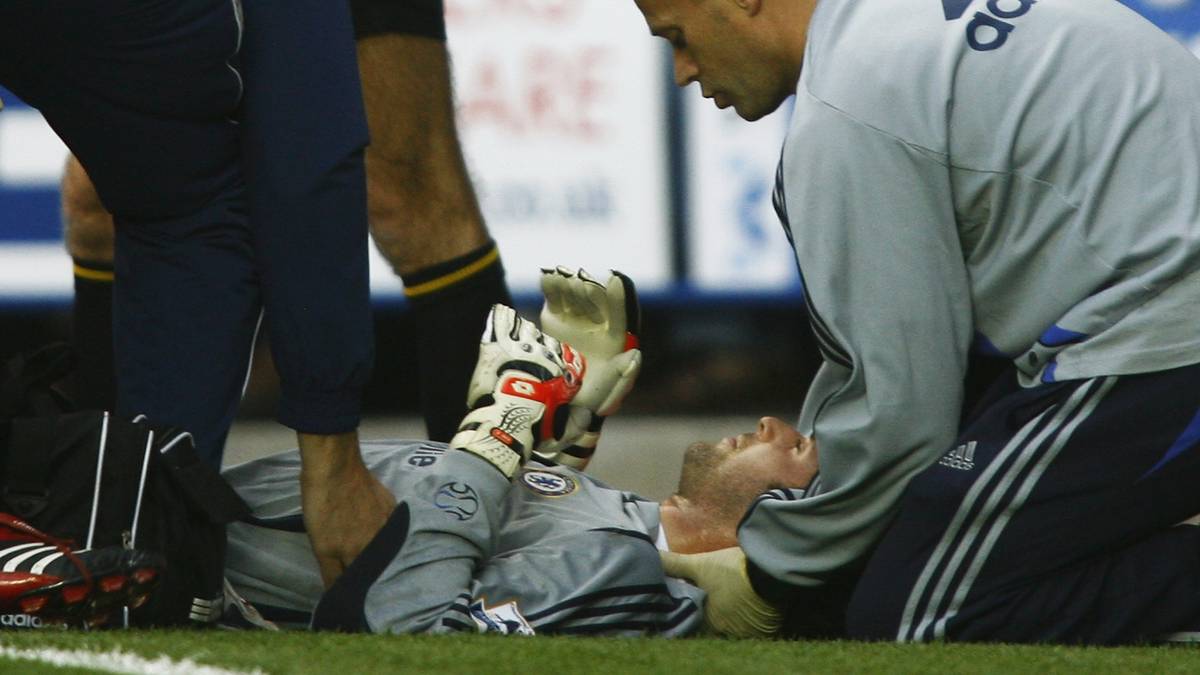 PLATZ 19 - PETR CECH (Tschechien): 16 Sekunden war das Spiel des FC Chelsea gegen den FC Reading am 14. Oktober 2006 alt, als das Knie von Readings Stephen Hunt an Cechs Kopf prallte. Der Schlussmann erlitt dabei einen Schädelbasisbruch und spielte in der Folge nur noch mit einem Kunststoffhelm 