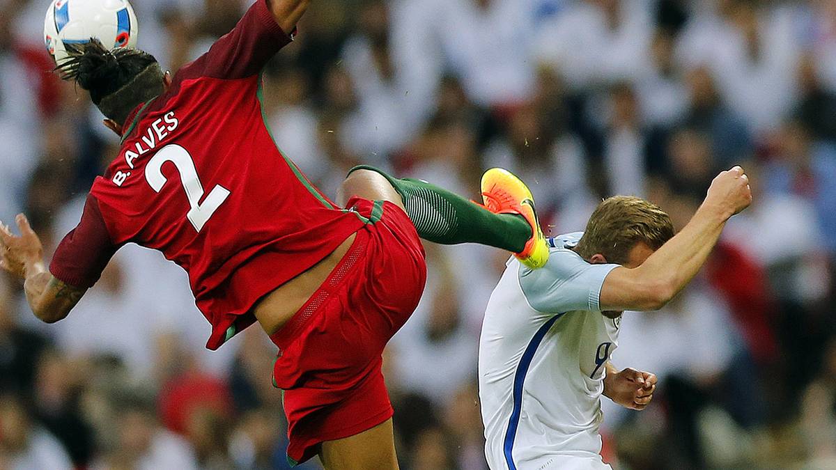 Den Ball spielt Kane noch mit dem Kopf weg, dann macht er unbequeme Bekanntschaft mit den Stollen von Alves