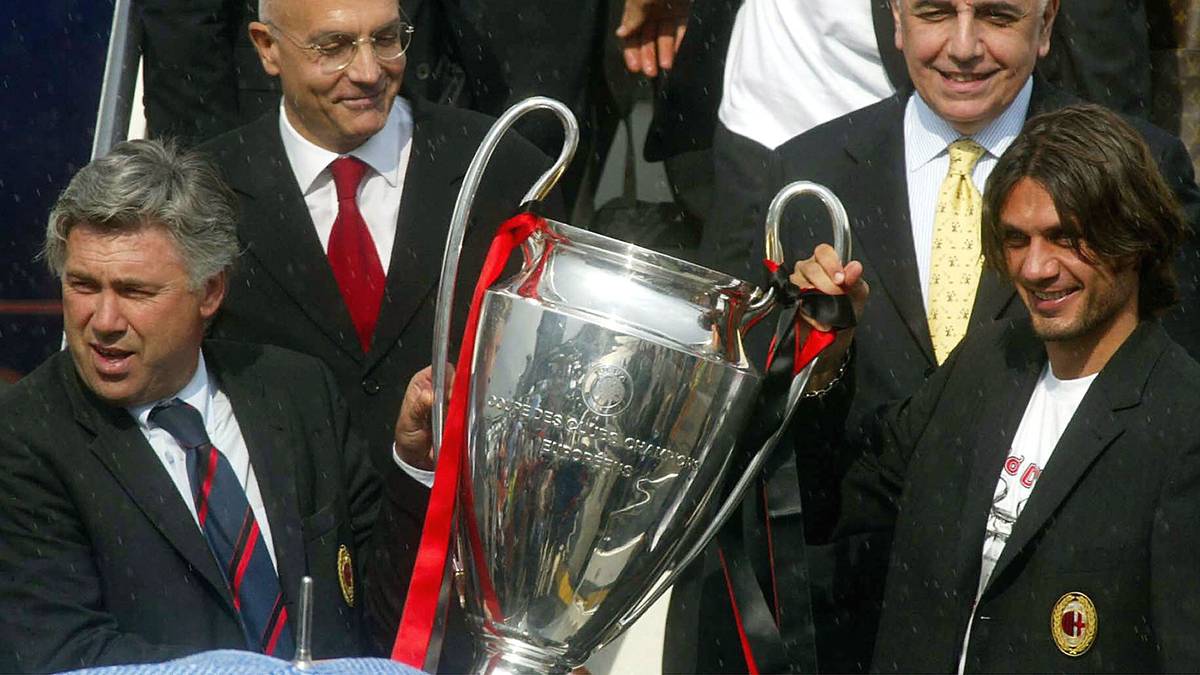 AC Milan coach Carlo Ancelotti (L) waves