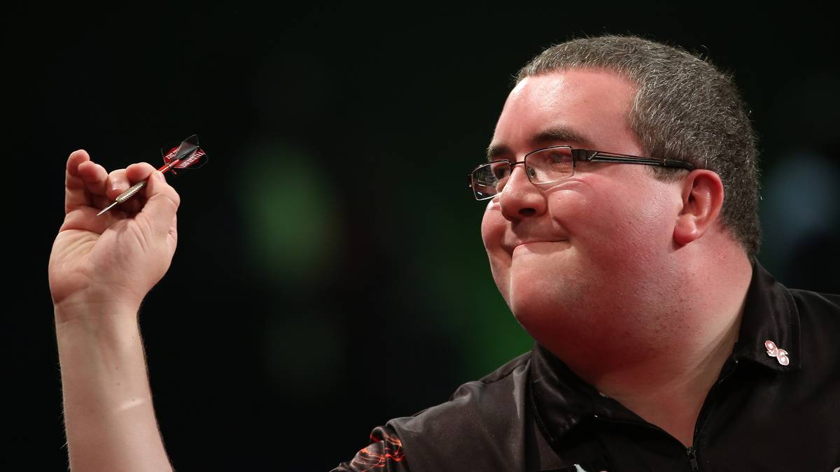 Was Ricky Evans an Tempo hat, macht Stephen Bunting mit Leichtigkeit wett. Und zwar durch fehlendes Gewicht - denn die Pfeile von "The Bullet" wiegen lediglich 12 Gramm. Normalerweise liegen die kleinen Wurfgeräte zwischen 16 und 26 Gramm