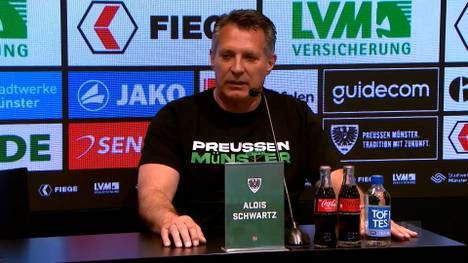 Preußen Münster kommt gegen den SV Darmstadt 98 nicht über ein Remis hinaus und steht damit als Absteiger in die 3. Liga fest. Im Anschluss an die Partie äußert sich Cheftrainer Alois Schwartz zum enttäuschenden Ergebnis. Kurios: Auf der Pressekonferenz möchte kein Reporter eine Frage stellen.