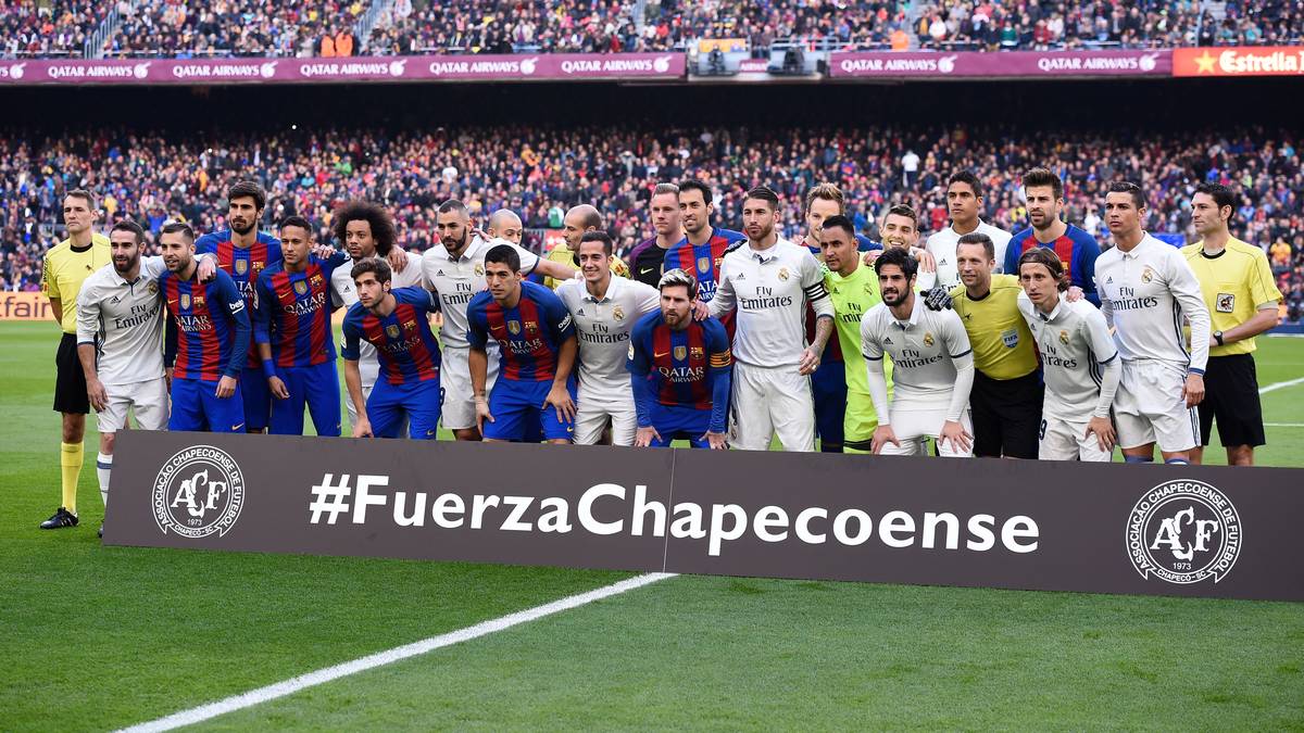Rivalen auf dem Feld – in der Trauer vereint. Die Spieler der Teams stellen sich zusammen für ein Foto auf. Auf der Vorrichtung auf dem Boden steht groß: "FuerzaChapecoense".  Im übertragenen Sinne bedeutet es: "Nicht aufgeben, Chapecoense."