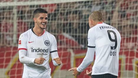 BERLIN, GERMANY - SEPTEMBER 27: Andre Silva of Eintracht Frankfurt celebrates with team mate Bas Dost of Eintracht Frankfurt after scoring his team's second goal  during the Bundesliga match between 1. FC Union Berlin and Eintracht Frankfurt at Stadion An der Alten Foersterei on September 27, 2019 in Berlin, Germany. (Photo by Boris Streubel/Bongarts/Getty Images)
