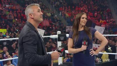 Shane McMahon (l., mit Schwester Stephanie McMahon) wird bei WWE Payback womöglich entmachtet