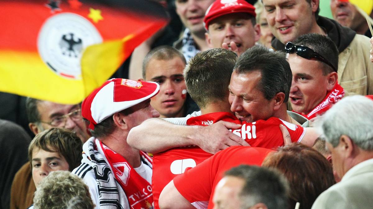 Nach Abpfiff feiert er im Polen-Trikot mit Familie und Verwandten auf der Tribüne. Hier umarmt er seinen Onkel. Vermutlich seine beste Leistung im DFB-Trikot