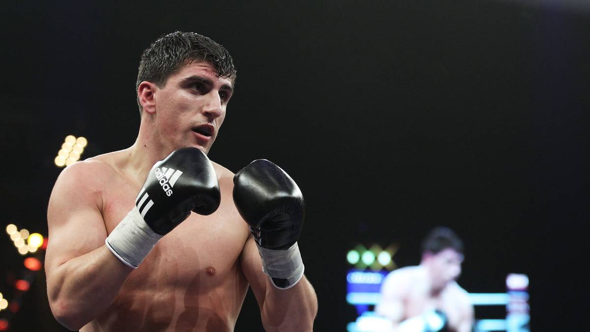 Nach einer erfolgreichen Titelverteidigung und einem gewonnen Titelverteidigungskampf bekommt Huck das Herausforderungsrecht gegen den amtierenden IBF-Weltmeister Steve Cunningham. Nachdem er gegen Ende immer weiter einbricht und schwere Schläge einsteckt, wirft seine Ecke kurz vor Ende des Kampfes das Handtuch