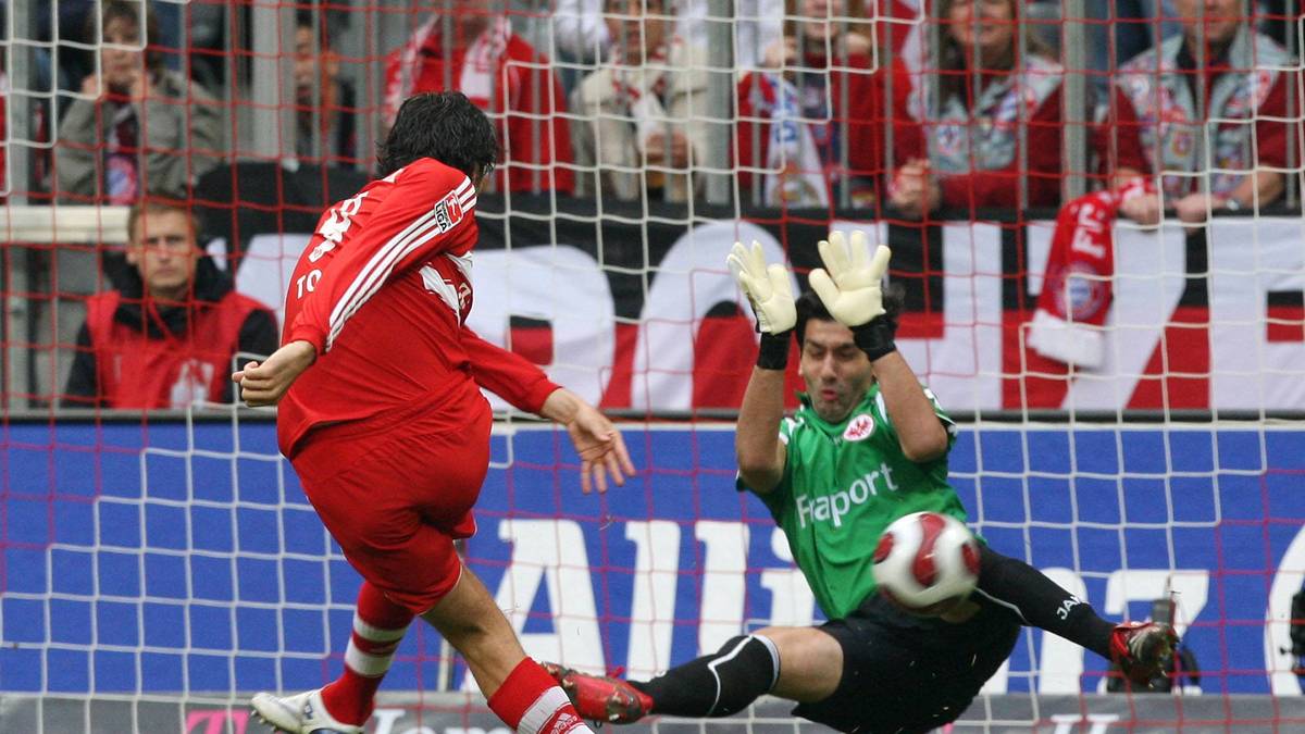 Oka wird zum Held! Am 3. November 2007 rennen die Bayern zuhause gegen die Hessen unermüdlich an, scheitern aber wie in dieser Szene Luca Toni immer wieder an Eintracht-Keeper Oka Nikolov. Der Torwart zeigt die beste Leistung seiner Karriere...