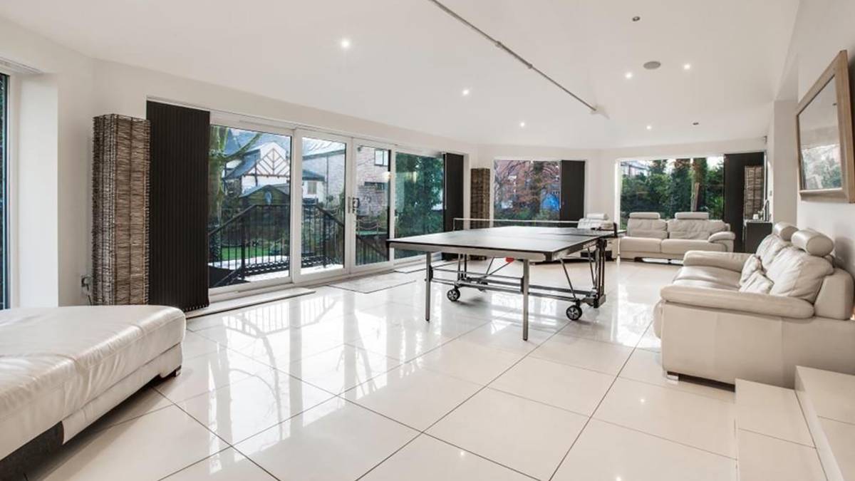 Ebenfalls sehr nett: Die Tischtennisplatte mit Blick in den Garten