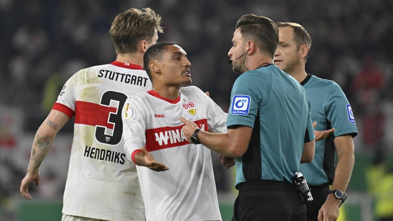 Schiedsrichter Daniel Schlager (r.) entschuldigte sich nach dem Spiel beim VfB Stuttgart