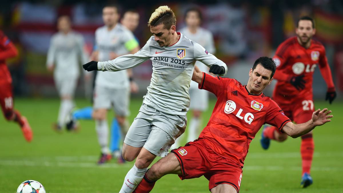 Hinten verlässlich schaltete sich der Abwehrchef (r.) auch oft mit in den Angriff ein. In der 26. Minute traf er mit einem Gewaltschuss nur Aluminium. SPORT1-Note: 2,5