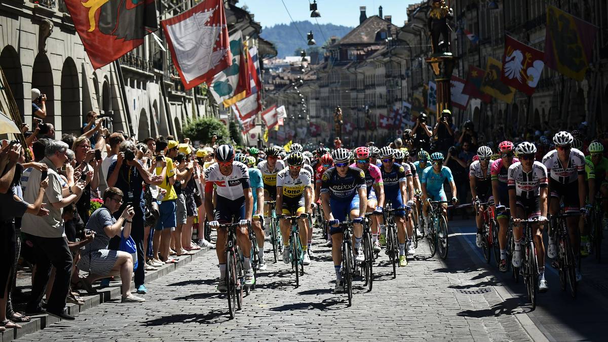 Die 17. Etappe markiert den Auftakt in den Alpen. Beim Start in Bern geht es noch beschaulich zu...