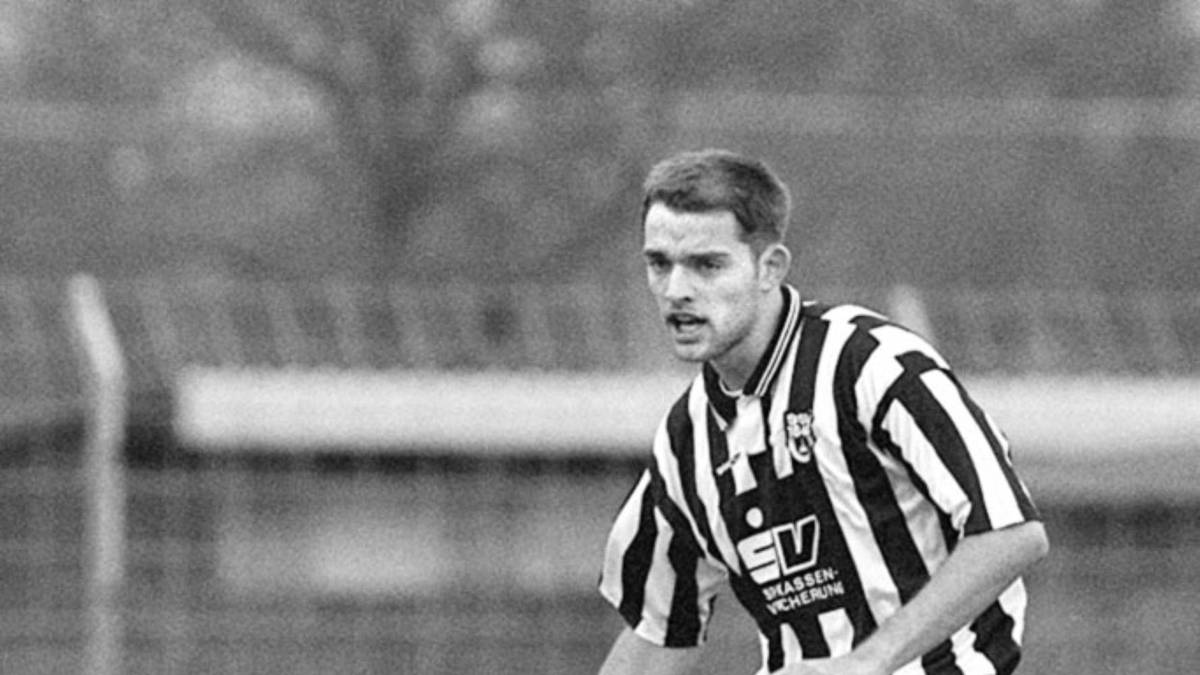 Deshalb geht der Libero Tuchel eine Leistungsstufe zurück in die Regionalliga Süd zum aufstrebenden SSV Ulm. Bei dieser Station, seiner letzten als Spieler, lernt er auch Ralf Rangnick kennen. Die Spielidee der beiden Fußball-Fachmänner weist bis heute große Parallelen auf. Den Durchmarsch in die Bundesliga machen die "Spatzen" aber ohne Tuchel.