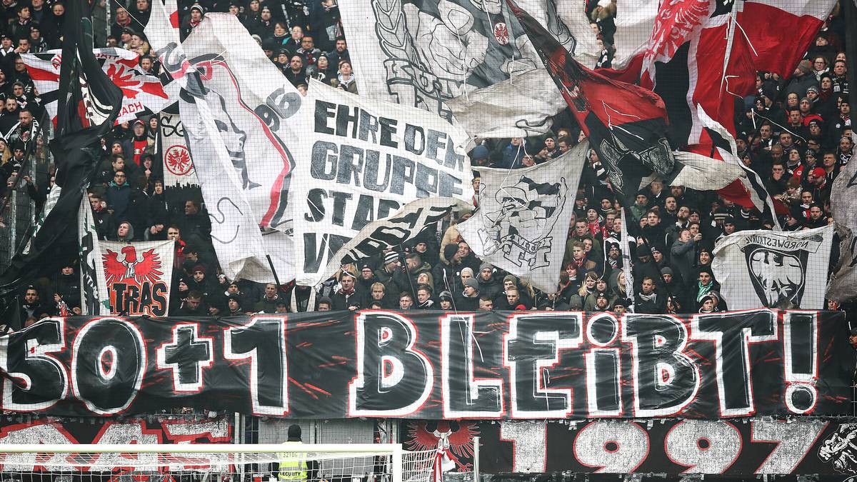 In Frankfurt senden Anhänger der Eintracht ihre Botschaft in Richtung von Hannovers Präsident Martin Kind