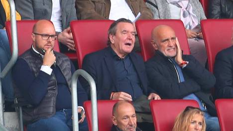 Hannover 96 verbietet gegen Gerhard Schröder (M.) und Martin Kind (r.) gerichtete Fan-Banner