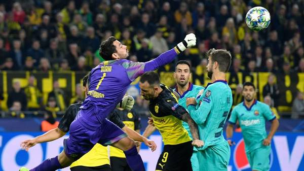 Dortmund's Spanish forward Paco Alcacer (C) is injured after a collision with Dortmund's Swiss goalkeeper Roman Buerki during the UEFA Champions League Group F football match Borussia Dortmund v FC Barcelona in Dortmund, western Germany, on September 17, 2019. (Photo by John MACDOUGALL / AFP)        (Photo credit should read JOHN MACDOUGALL/AFP/Getty Images)