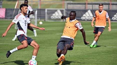 Noussair Mazraoui ist seit seiner Herzbeutelentzündung nur noch Reservespieler beim FC Bayern München. Jetzt soll er das Interesse von Juventus Turin geweckt haben.