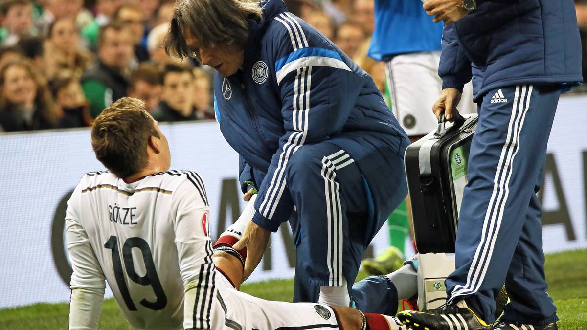Beim 0:1 im Oktober 2015 gegen Irland muss Götze nach 35 Minuten ausgewechselt werden. Er zieht sich einen Muskelfaserriss im Adduktorenbereich zu, der ihn bis Februar 2016 außer Gefecht setzt
