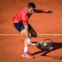 Novak Djokovic steht im Halbfinale der French Open, wo es zum Topduell mit Carlos Alcaraz kommt. Beide Spieler haben jedoch zweitweise kleine Probleme in ihrem Match.