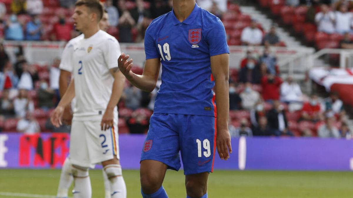 Auswärts spielen die Engländer komplett in Blau mit roten Akzenten.