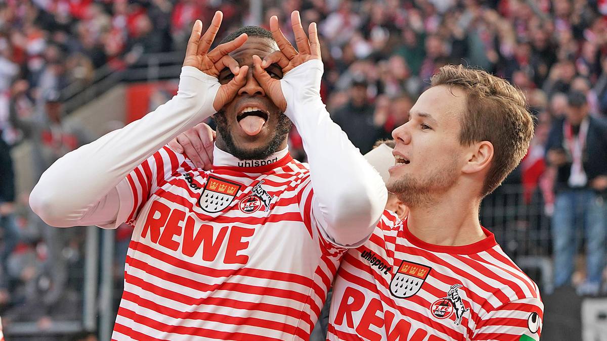 ANTHONY MODESTE: Der Brillenjubel ist das Markenzeichen des Kölner Stürmers. Er imitiert damit eine eigene Gewohnheit beim WhatsAppen: Nach eigener Aussage beschließt er auch jede seiner Online-Nachrichten dort mit dem ähnlich aussehenden Emoji