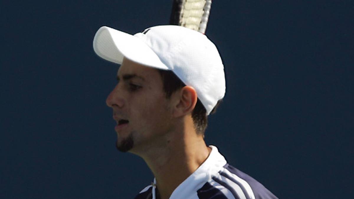 Auch bei den US Open in Flushing Meadows zieht der Serbe in die dritte Runde ein. Sein Schläger kann nichts dafür, dass er gegen den Spanier Fernando Verdasco das Achtelfinale verpasst