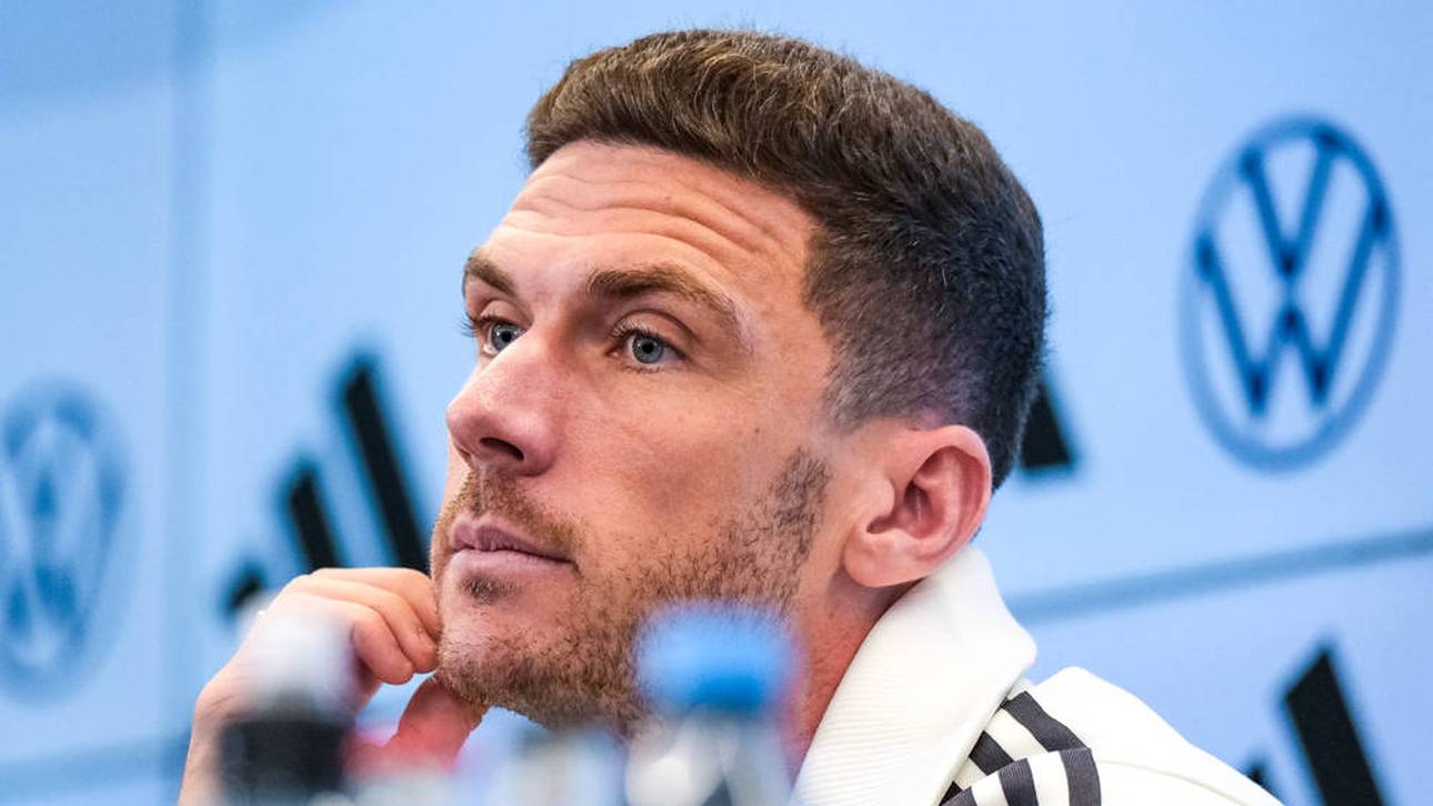 Robin Gosens hat auf der DFB-Pressekonferenz einen besseren Umgang mit Themen wie psychischer Gesundheit oder Depression gefordert. 