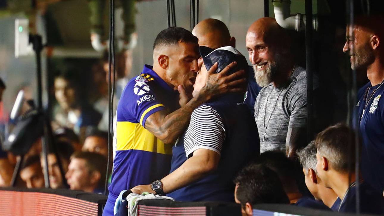 Darum küsste Tevez Maradona