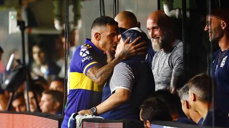 Carlos Tevez (l.) küsst Diego Maradona inbrünstig auf den Mund 