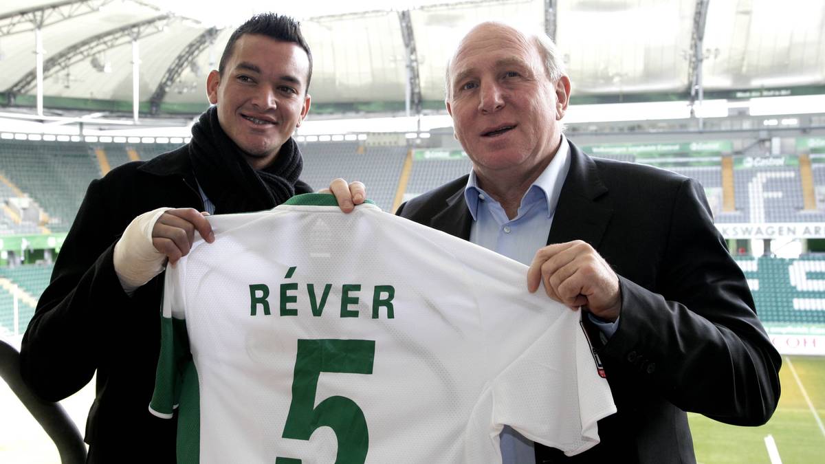 PLATZ 2 - REVER (VfL Wolfsburg): Ein besonders anschaulicher Fall einer Sinnlos-Aktion. Wolfsburg-Manager Dieter Hoeneß holte den portugiesischen Verteidiger - trotz einer Handverletzung - im Winter 2010 für fünf Millionen Euro