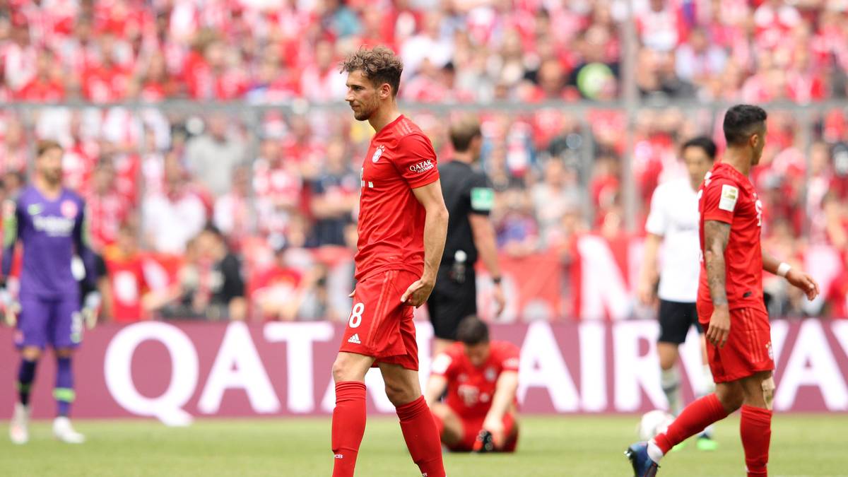 In der 37. Minute bringt Kovac dann aber Renato Sanches für Leon Goretzka, der Probleme am Oberschenkel hat. Damit ist klar: Einer der drei Scheidenden wird nicht mit einem letzten Einsatz beschenkt werden