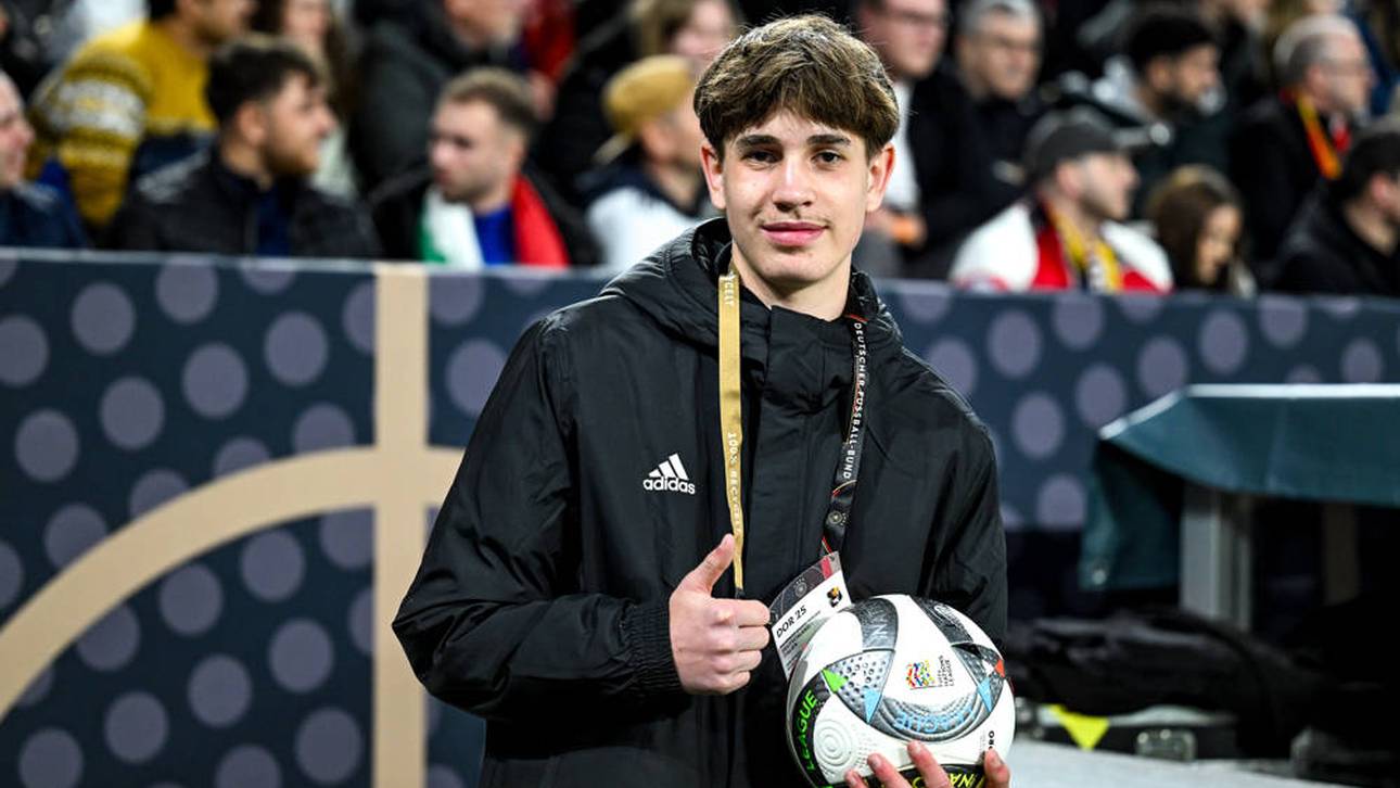 Balljunge wird zum Helden