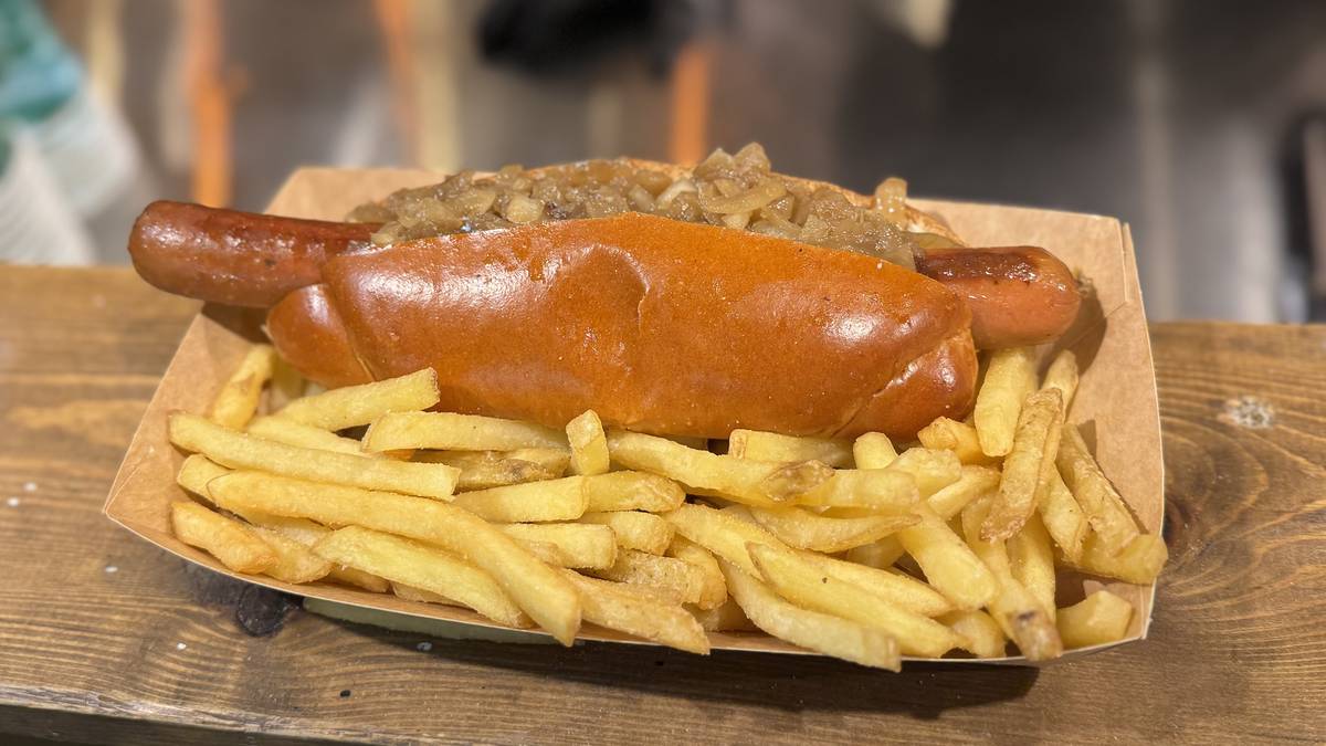 ...mit karamellisierten Zwiebeln obendrauf - und Pommes an der Seite. Gibt’s für rund 18 Euro. 