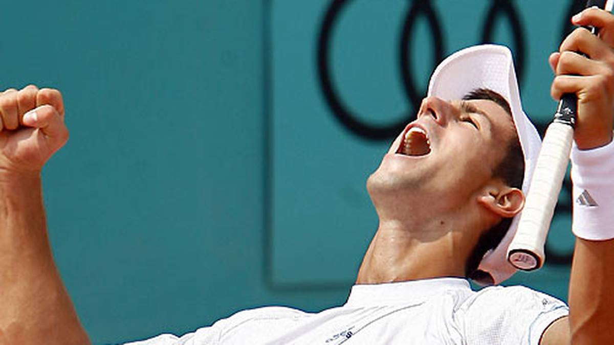 Im Juli 2006 gewinnt Djokovic das ATP-Turnier in Amersfoort in den Niederlanden, im Oktober folgt der Turniersieg im französischen Metz. Dadurch klettert er auf den 16. Platz der Weltrangliste