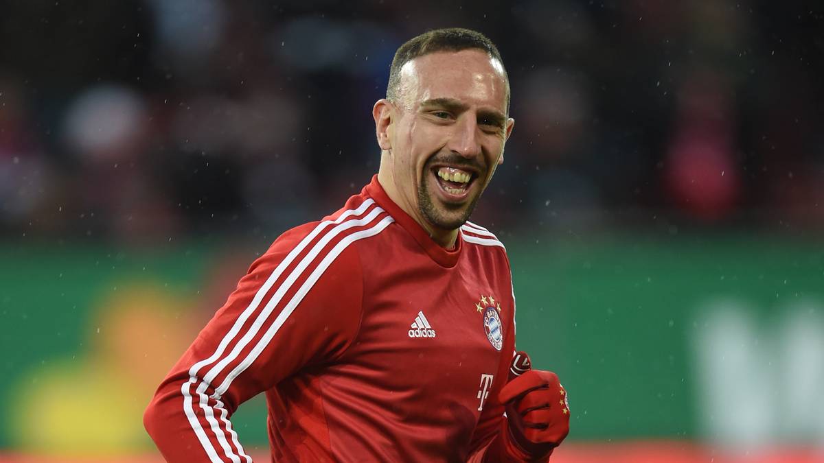 Gute Nachrichten gibt es dagegen für Franck Ribery. Der Franzose steht erstmals wieder im Kader der Münchner, sitzt aber zunächst noch auf der Bank