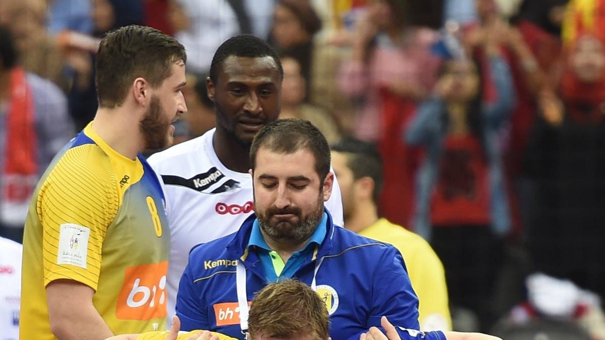 Während dem Spiel gibt es eine Schrecksekunde: Dejan Malinovic bleibt kurz die Luft weg. Dank des beherzten Einsatzes der Betreuer ist die Situation schnell unter Kontrolle 