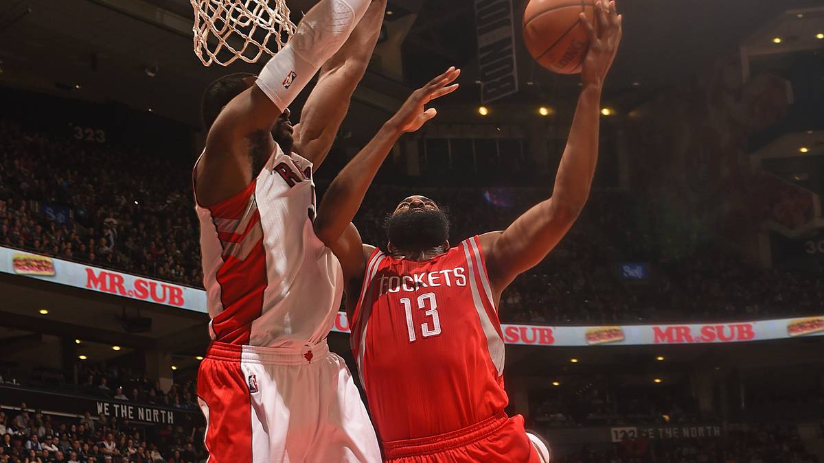 MVP-Kandidat Harden markiert insgesamt starke 31 Punkte und wühlt sich immer wieder durch die Raptors-Defense