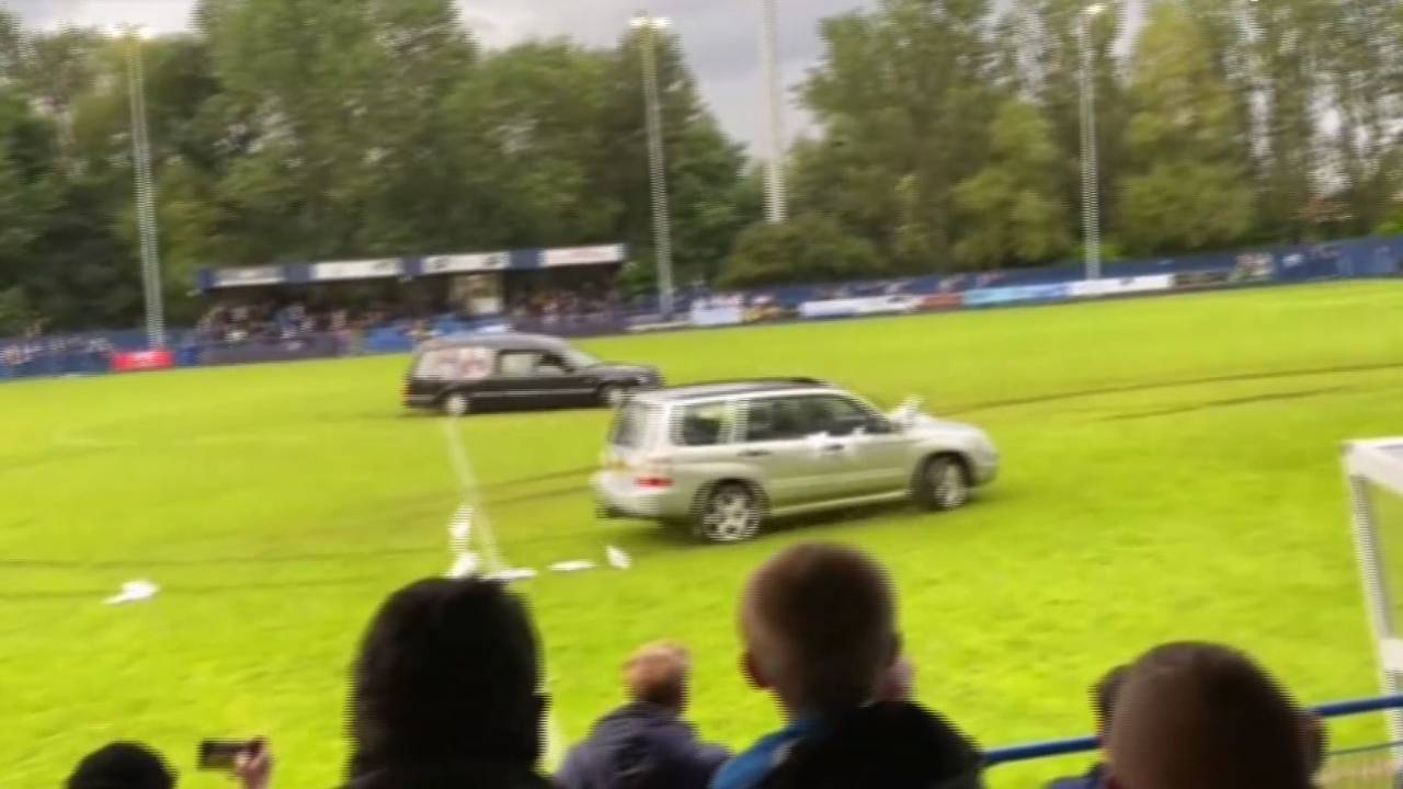 Irre Protestaktion: Leichenwagen sorgt für Spielabbruch bei Testspiel in England