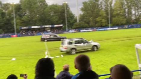 Bei einem Testspiel im englischen Gateshead kam es zu einem außergewöhnlichen Spielabbruch, nachdem ein Leichenwagen und ein weiteres Fahrzeug den Rasen zerstörten.