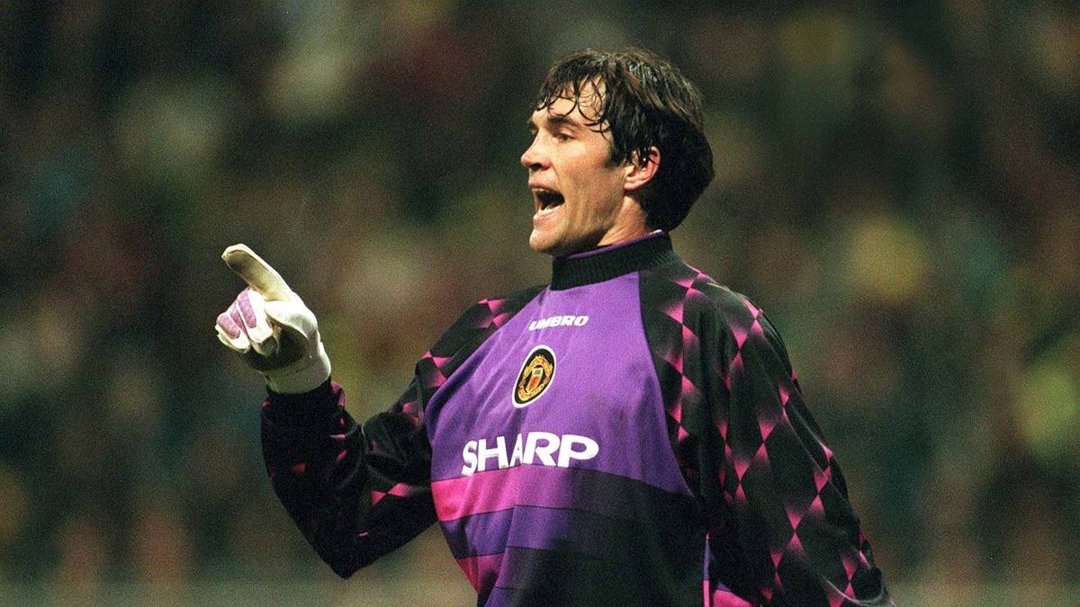 RAYMOND VAN DER GOUW: Der Niederländer stand meist im Schatten von Schmeichel und kommt deshalb von 1996 bis 2001 auf nur 56 Spiele bei United, in denen er 48 Gegentore kassierte 