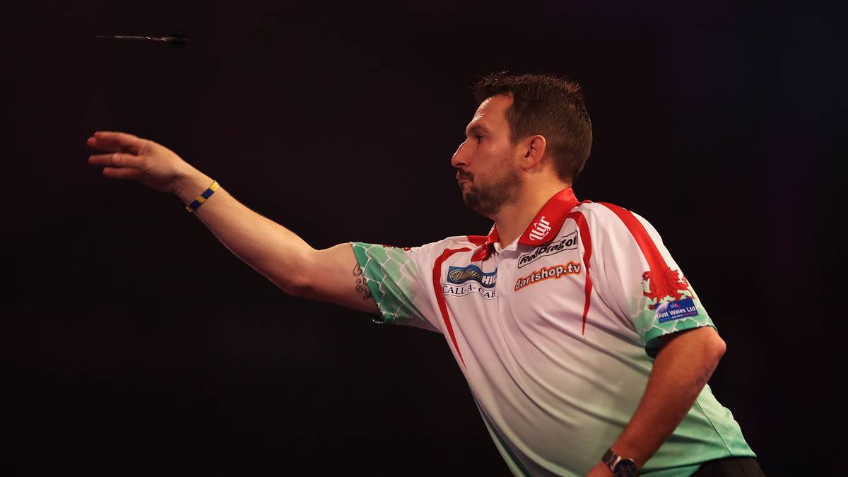 PLATZ 13 - JONNY CLAYTON: Der Waliser ist ein echter Spätstarter. Nach einigen erfolglosen Jahren bei der BDO wechselte er 2015 in die PDC. Dort feierte er einige Erfolge, wartet aber immer noch auf den großen Durchbruch. Bei der Weltmeisterschaft 2018 scheiterte er bereits in der ersten Runde gegen einen Qualifikanten. In der Gruppe A hat er mit van Gerwen gleich den schwerst möglichen Gegner erwischt