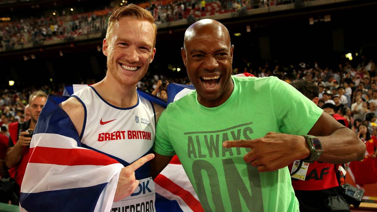 Wenig später gratuliert dem Briten eine Weitsprung-Legende. Der Weltmeister von 1991 und 1993 Mike Powell stellte vor fast genau 24 Jahren mit 8,95 Metern einen neuen Weltrekord auf