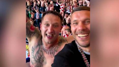 Lukas Podolski spielt eigentlich für seinem Heimatverein in der polnischen Ekstraklasa. Doch jetzt feiert der 37-Jährige im Auswärtsblock der Gornik-Ultras. 