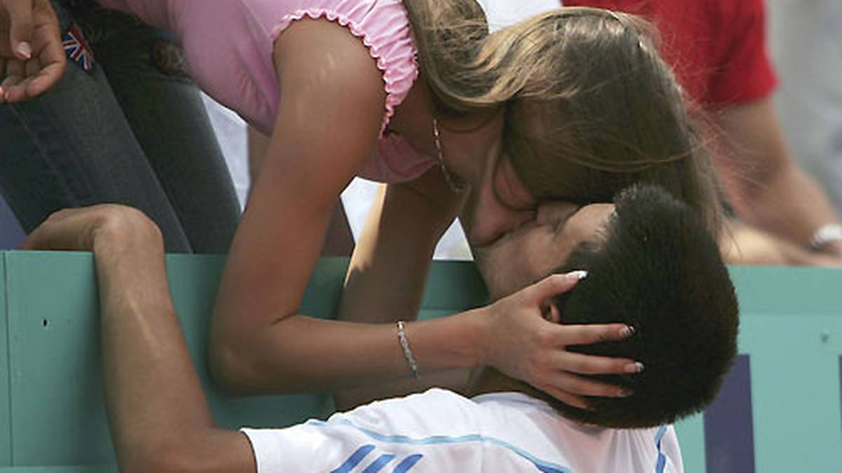 Auch damals ist seine Jugendliebe Jelena Ristic dabei. Seit 2014 sind die beiden verheiratet und haben heute zwei gemeinsame Kinder