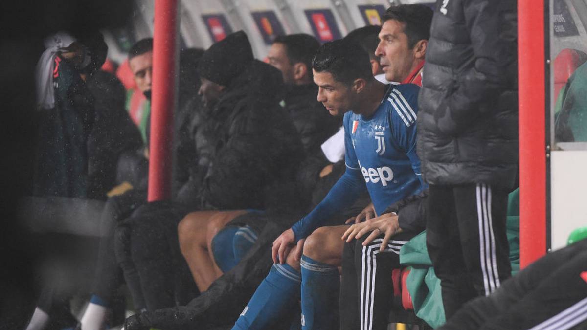 Cristiano Ronaldo hielt sich nach seiner Auswechslung das rechte Knie