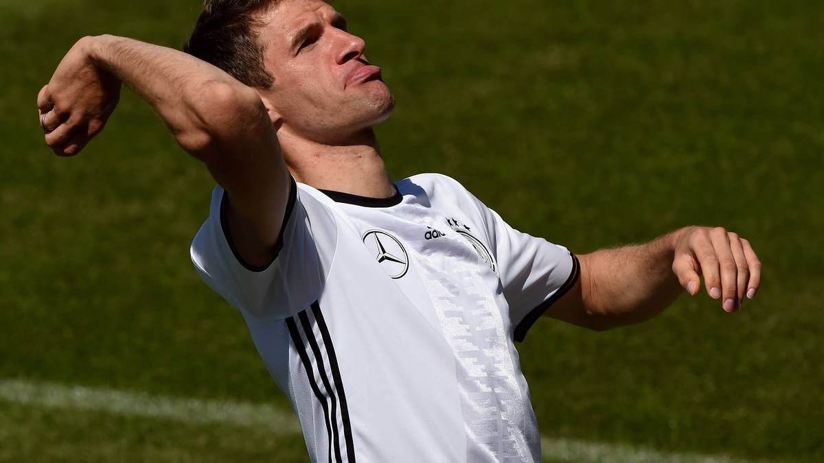 ...versucht sich als imaginärer Speerwerfer...