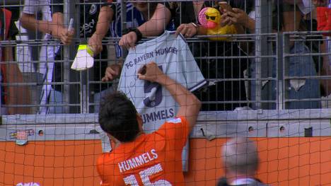 Mats Hummels muss beim Champions for Charity fleißig Autogramme schreiben. Auch die Bayern-Fans haben ihn nicht vergessen.